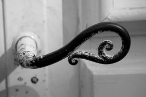 Photo noir et blanc d'une porte